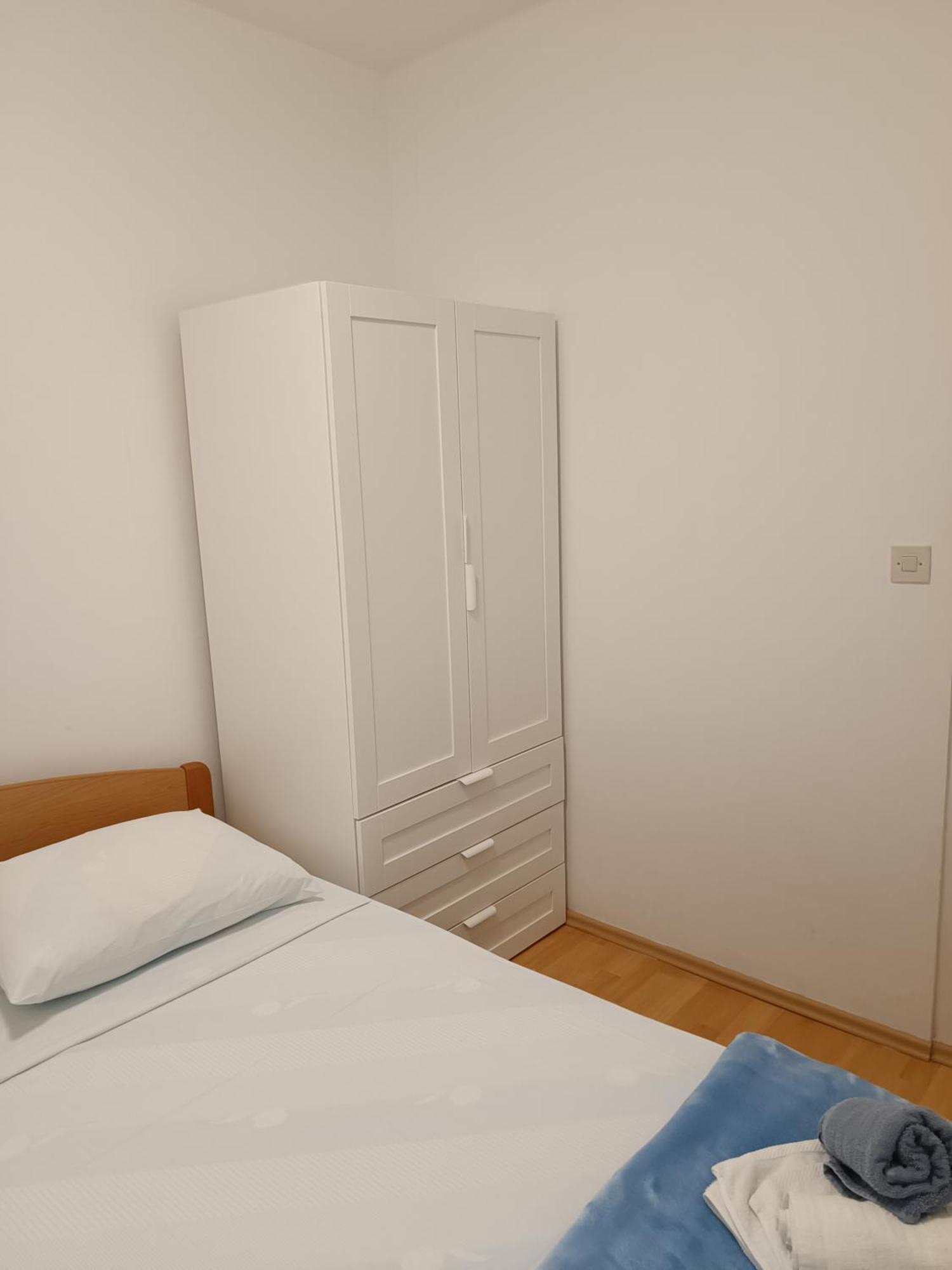 Apartment Basic เพทรอซาเน ภายนอก รูปภาพ